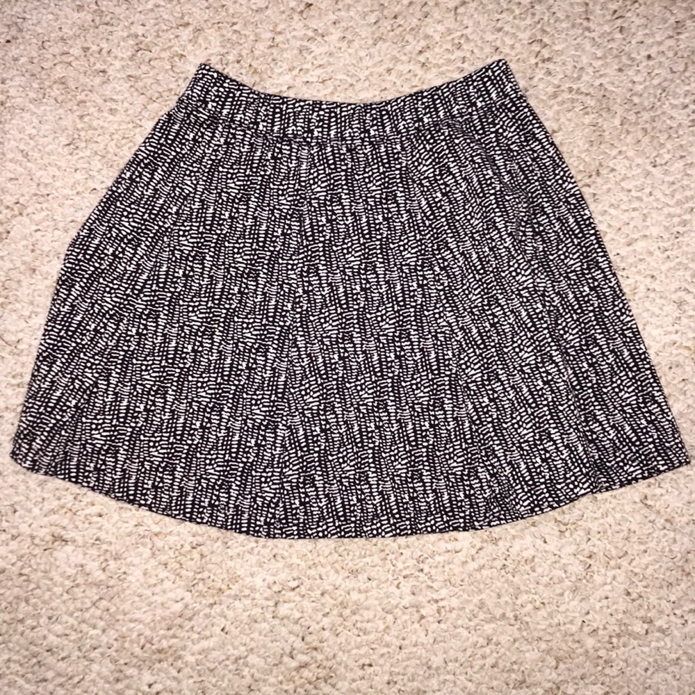 Forever 21 black and white patterned skirt